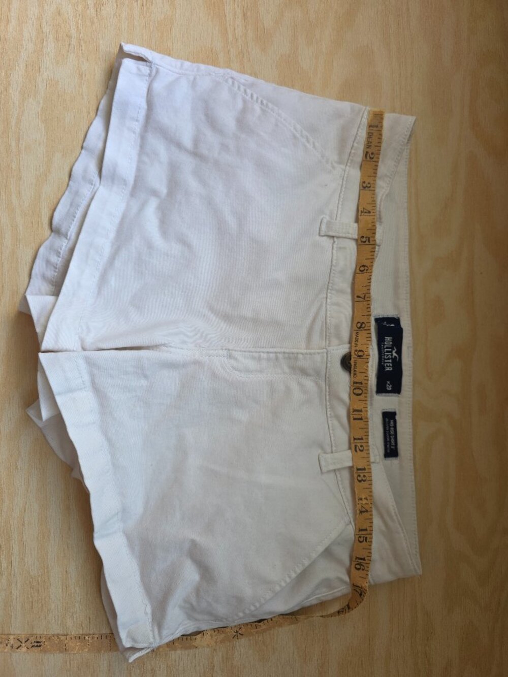 Hollister Women's W29 White Mid Rise Short 3"